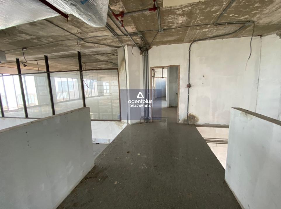 PMY Beach Condominium (พี.เอ็ม.วาย. บีช คอนโดมิเนียม) เป็นคอนโดมิเนียมริมทะเล สภาพภายในห้องยังไม่มีการตกแต่ง ยังไม่แล้วเสร็จ