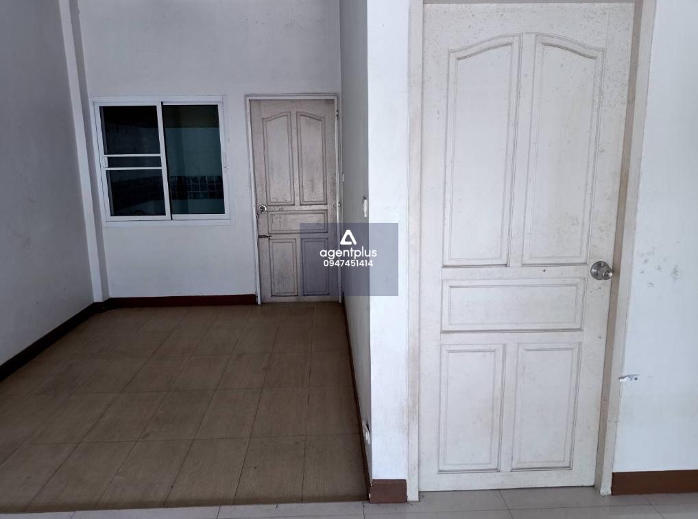 บ้านเดี่ยว โครงการจักรวาล แลนด์ แอนด์ เฮ้าส์ ระยอง ทำเลดี ติดถนน เดินทางเข้า-ออกสะดวก ตั้งอยู่ในแหล่งชุมชน