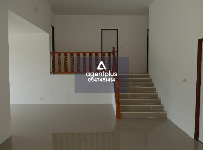 บ้านเดี่ยวชั้นเดียว บ้านฟ้านาวี แยกจากถนนสุขุมวิท (ทล.3) หลัก กม.ที่ 179 เข้าซอยสัตหีบ-สุขุมวิท 99 ถึงที่ตั้งทรัพย์ประมาณ 4.4 กม. ทำเลดีในแหล่งชุมชน สาธารณูปโภคครบครัน การเดินทางสะดวก