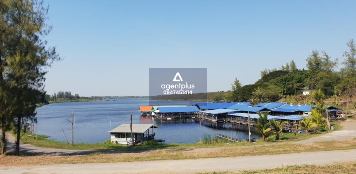 ที่ดินเปล่ารูปหลายเหลี่ยม พร้อมอาคารสิ่งปลูกสร้างเพื่ออยู่อาศัย มีนศิริรีสอร์ท พื้นที่กว้างขวาง เหมาะเพื่อการลงทุนหรือพักอาศัยส่วนตัว ท่ามกลางธรรมชาติ