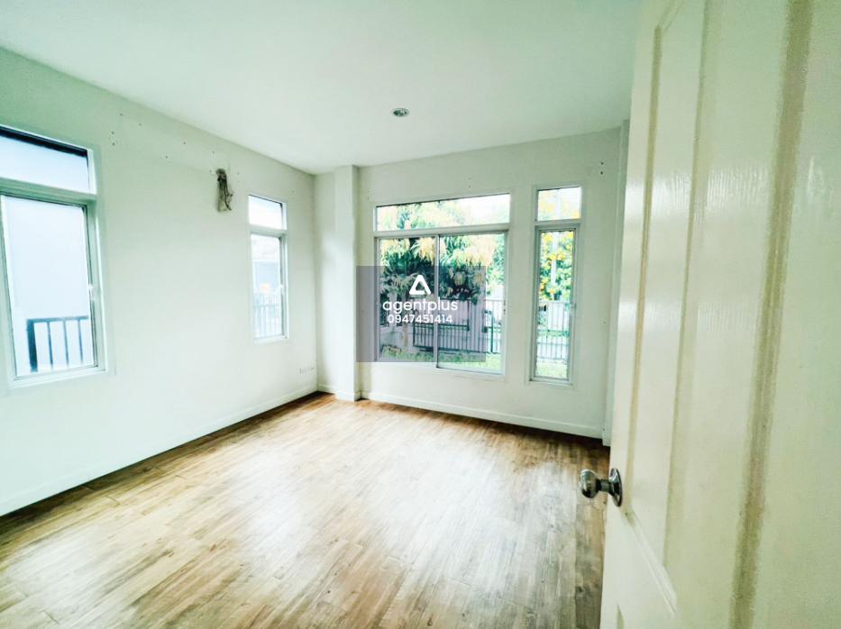 บ้านแฝดชั้นเดียว กรูฟวี่ พาร์ค บางละมุง ภายในกว้างขว้าง ทำเลดีใกล้ถนนทุ่งกราด และตั้งอยู่ใกล้สถานที่สำคัญ