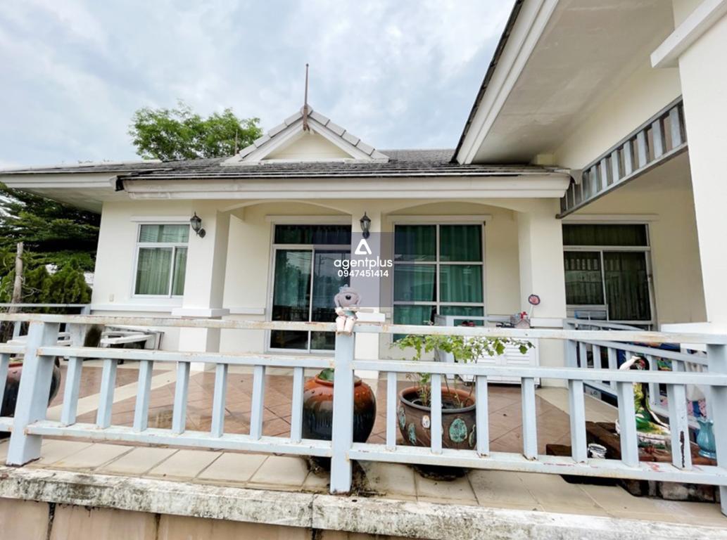 บ้านเดี่ยวชั้นเดียว ติดถนนทางคู่ขนานมอเตอร์เวย์ ชลบุรี-พัทยา(ทล.7) เดอะ ริช เพอร์เฟค เดินทางสะดวก บริเวณโดยรอบเป็นแหล่งชุมชน