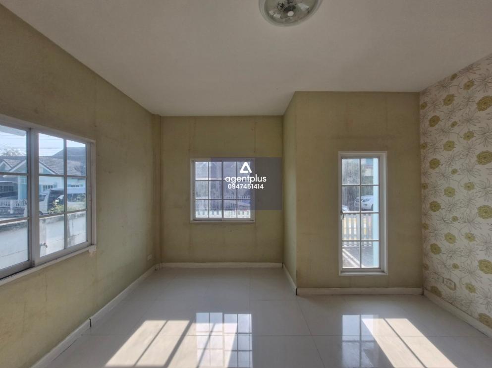 บ้านแฝดชั้นเดียว รูปแปลงที่ดินสี่เหลี่ยมผืนผ้า โครงการมีระบบรักษาความปลอดภัย ทำเลใกล้แหล่งชุมชน การคมนาคมเข้าออกสะดวก ถ.ปลวกแดง-สะพานสี่ อยู่ห่างจากถนนนิคมอุตสาหกรรมประมาณ 2.3 กิโลเมตร