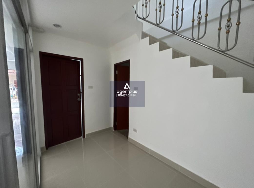 บ้านเดี่ยว 2 ชั้น ภายในกว้างขว้าง โครงการเอกมงคล 5/2 ห่างจากถนนสุขุมวิท ประมาณ 700 เมตร ทำเลดี เดินทางเข้า-ออกสะดวก อยู่ใกล้สิ่งอำนวยความสะดวกมากมาย