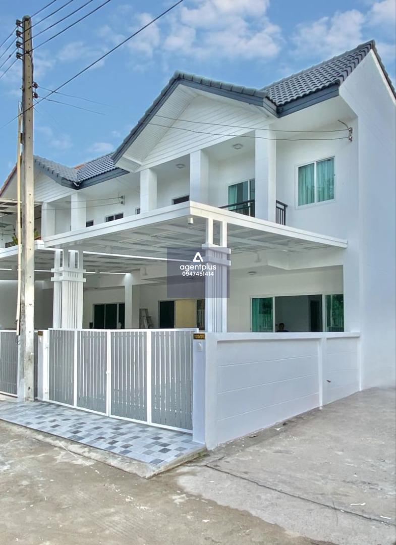 ขายทาวเฮ้าส์ 2 ชั้น  ราคาเริ่มต้นเพียง 2,690,000 บาท บ้านทำเลดีอยู่ในโครงการหมู่บ้าน สภาพแวดล้อมดี สังคมดี สะอาด มี รปภ.24 ชั่วโมง  