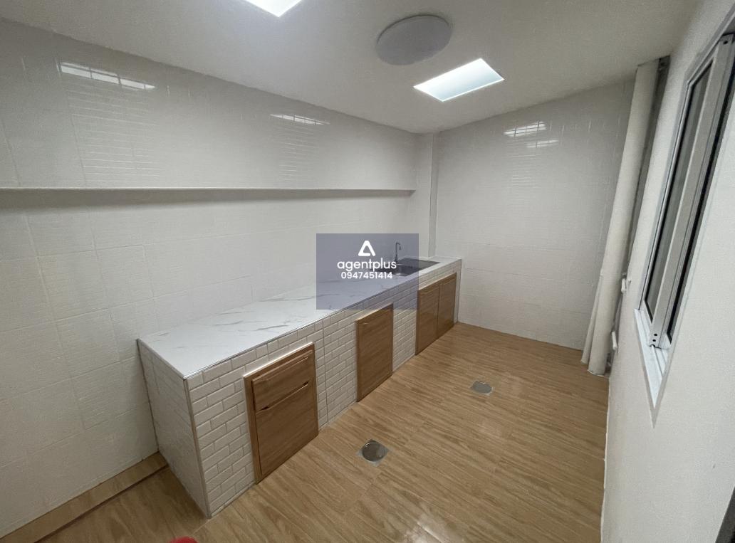 อาคารพาณิชย์ 2 ชั้น บูรพา วิลล่า ทำเลดีห่างจากถนนสุขุมวิทประมาณ 1.10 กิโลเมตร โครงการอยู่ใกล้ถนนบุญสัมพันธ์ เดินทางเข้า-ออกสะดวก