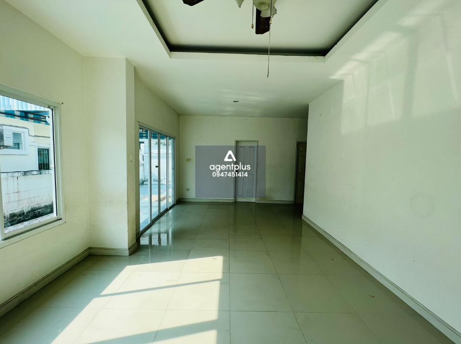 บ้านเดี่ยวชั้นเดียว ภายในกว้างขวาง โครงการอิสตินี พาร์ค 5 ชลบุรี ทำเลดี ติดถนนแยกเจ-เกษมพล (ทล.332) เดินทางเข้า-ออกสะดวก อยู่ในย่านชุมชน