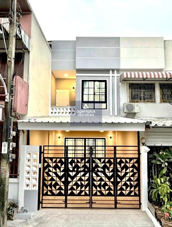 ทาวน์เฮ้าส์ 2 ชั้น แต่งใหม่พร้อมอยู่ ซอยจรัญ 37 ใกล้ห้างแม็คโครจรัญ บางกอกน้อย ทำเลดี การเดินทางสะดวก ไม่มีค่าส่วนกลาง ( ฟรีโอน )