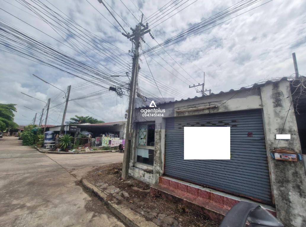 โครงการเคหะชุมชนระยอง ทาวน์เฮ้าส์ชั้นเดียว ถนนการ์เด้นโฮม แยกจากถนนสุขุทวิท (ทล.3) การคมนาคมสะดวก สาธารณูปโภคครบครัน บริเวณหน้าบ้านสามารถทำเป็นร้านขายของชำหรือสินค้าประเภทอื่น ๆ ได้