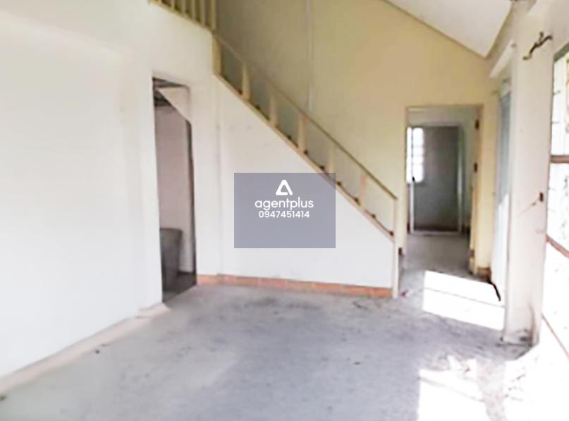 บ้านเดี่ยว 2 ชั้น ติดถนนในโครงการ เดินทางเข้า-ออกสะดวก สามารถเข้า-ออกและเชื่อมต่อกับถนนสายหลักอื่น ๆ ได้ง่าย มีแหล่งอำนวยความสะดวกครบครัน โครงการชลประภาการ์เด้นท์