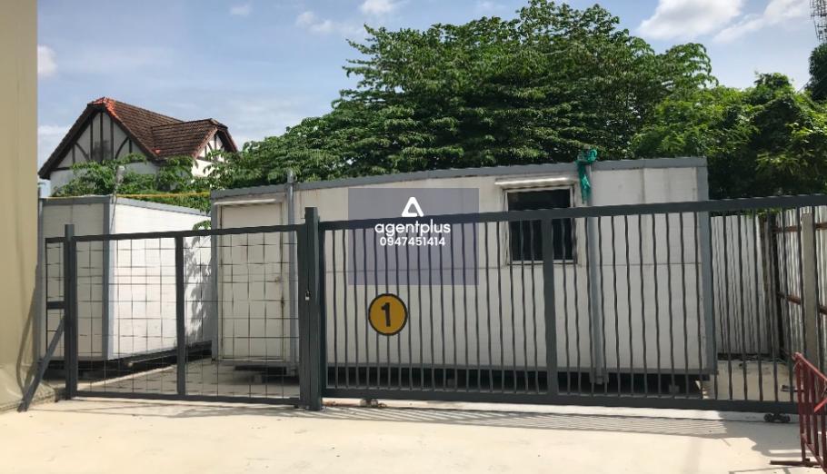 *โกดังให้เช่า ด้านหน้าโกดังมีพื้นที่จอดรถ 10-12 คัน พระราม9