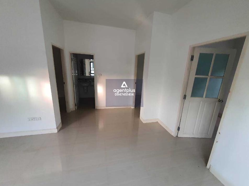 บ้านแฝด โครงการนาราวิลล์ พานทอง ทำเลดีใกล้ถนนสุขประยูร (ทล.315) แยกเข้าซอยหมู่บ้านบัวแก้วประมาณ 900 เมตร และตั้งใกล้สถานที่อื่น ๆ