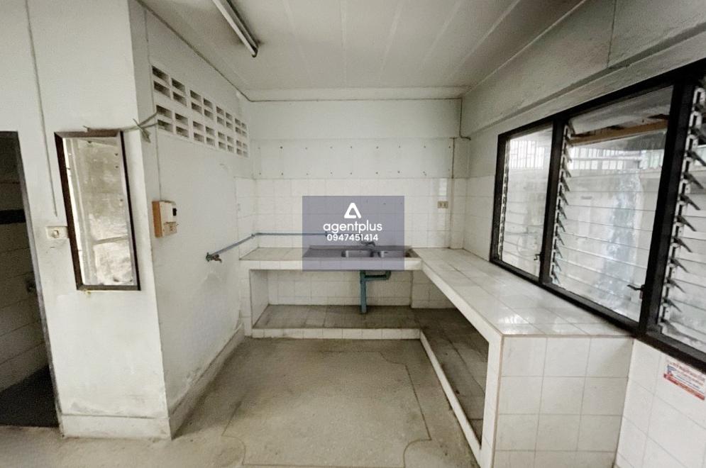 อาคารพาณิชย์ 2.5 ชั้น โดยรอบเป็นแหล่งชุมชน การคมนาคมสะดวก สาธารณูปโภคพร้อม