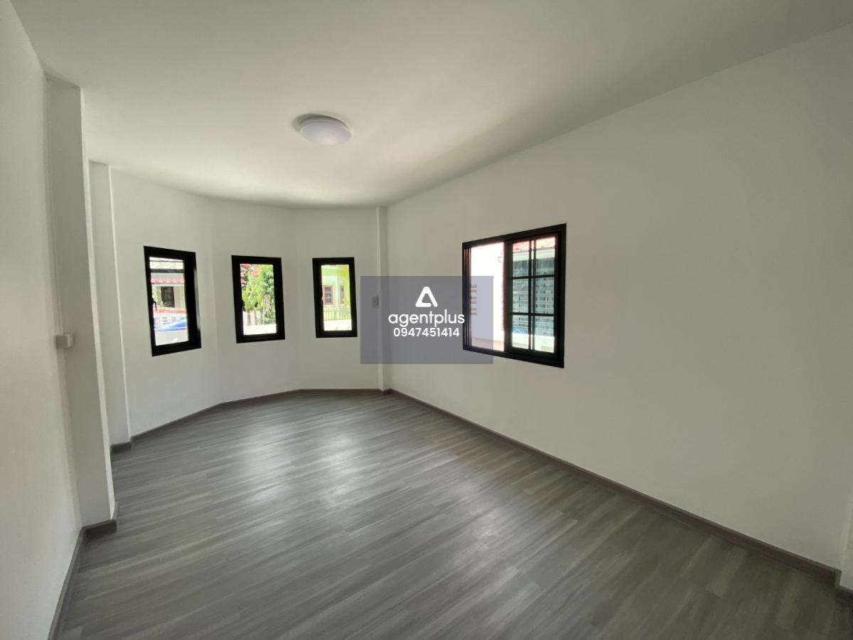 บ้านเดี่ยว หมู่บ้านประชาสุข 3 แปดริ้ว ปรับปรุงใหม่ อยู่ในหมู่บ้านประชาสุข ใกล้ถนนฉะเชิงเทรา-พนัสนิคม (ทล.315) ใกล้ตัวเมืองแปดริ้ว บรรยากาศร่มรื่น คมนาคมสะดวก สาธารณูปโภคครบ