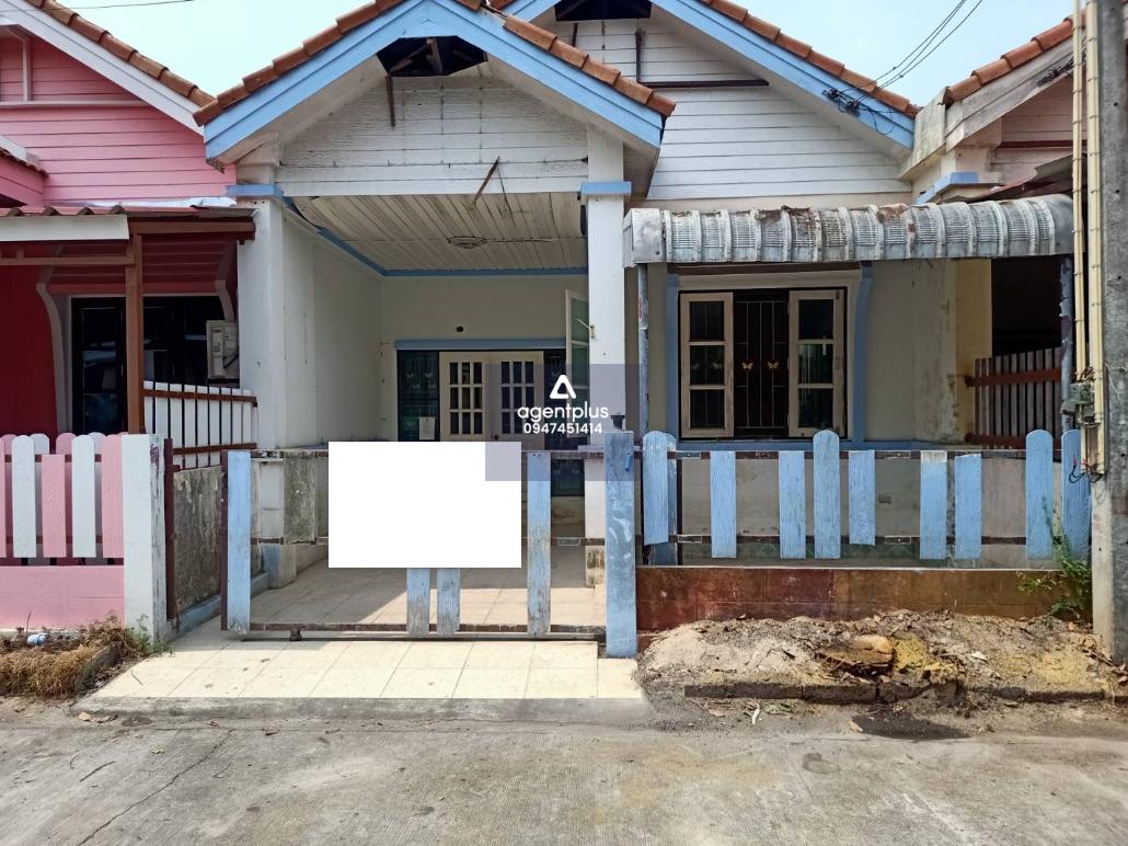 ทาวน์เฮ้าส์ชั้นเดียว โครงการแดนใหม่วิลล่า โครงการตั้งอยู่ในแหล่งชุมชน ใจกลางเมืองระยอง ถนนแหลมหิน-หนองมะหาด โครงการอยู่ห่างจากถนนนครระยอง 3 ประมาณ 700 เมตร การคมนาคมเข้าออกได้หลายเส้นทาง