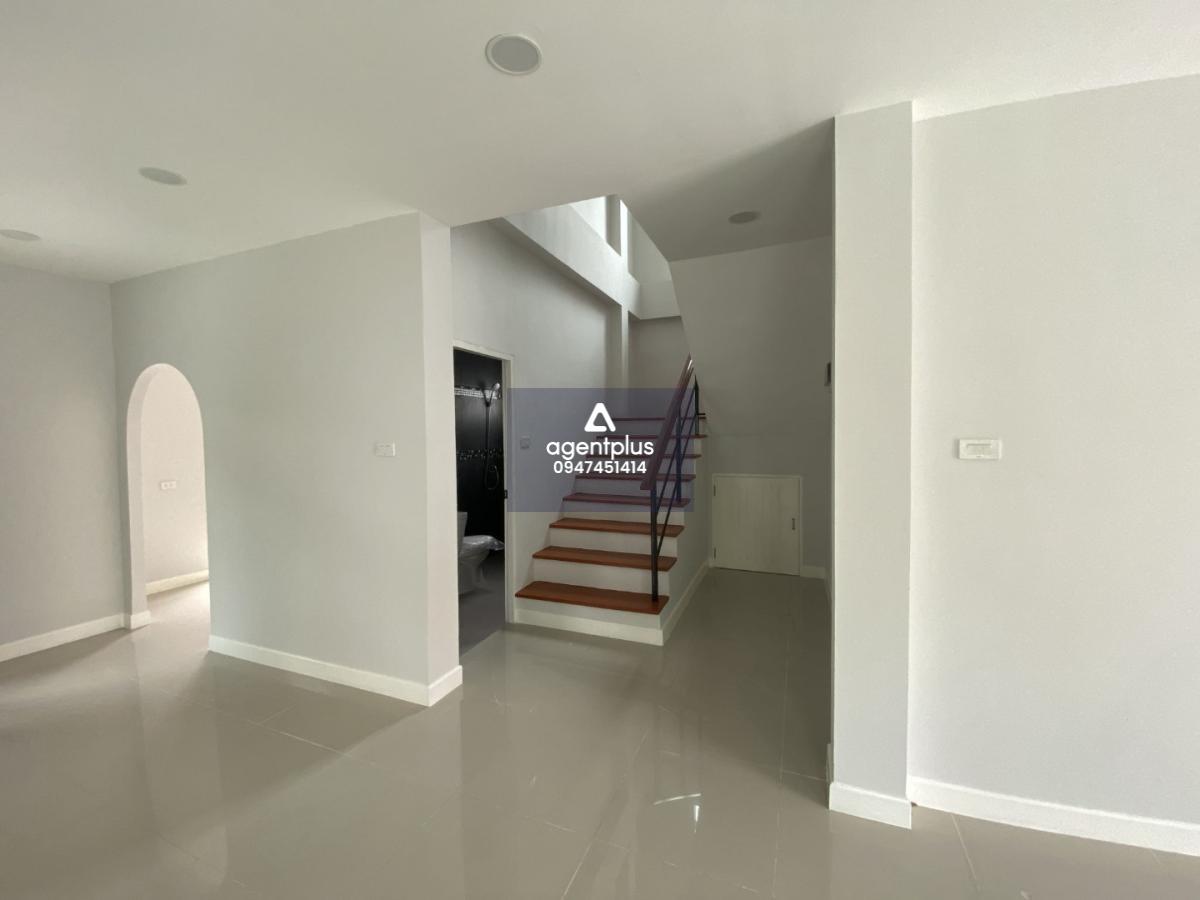 บ้านเดี่ยว โครงการบ้านสุขุมวิท 1 บางปะกง บ้านเดี่ยว 2 ชั้น ทำเลดี ติดถนนในโครงการ อยู่ใกล้กรุงเทพฯ การเดินทางเข้า-ออกสะดวก