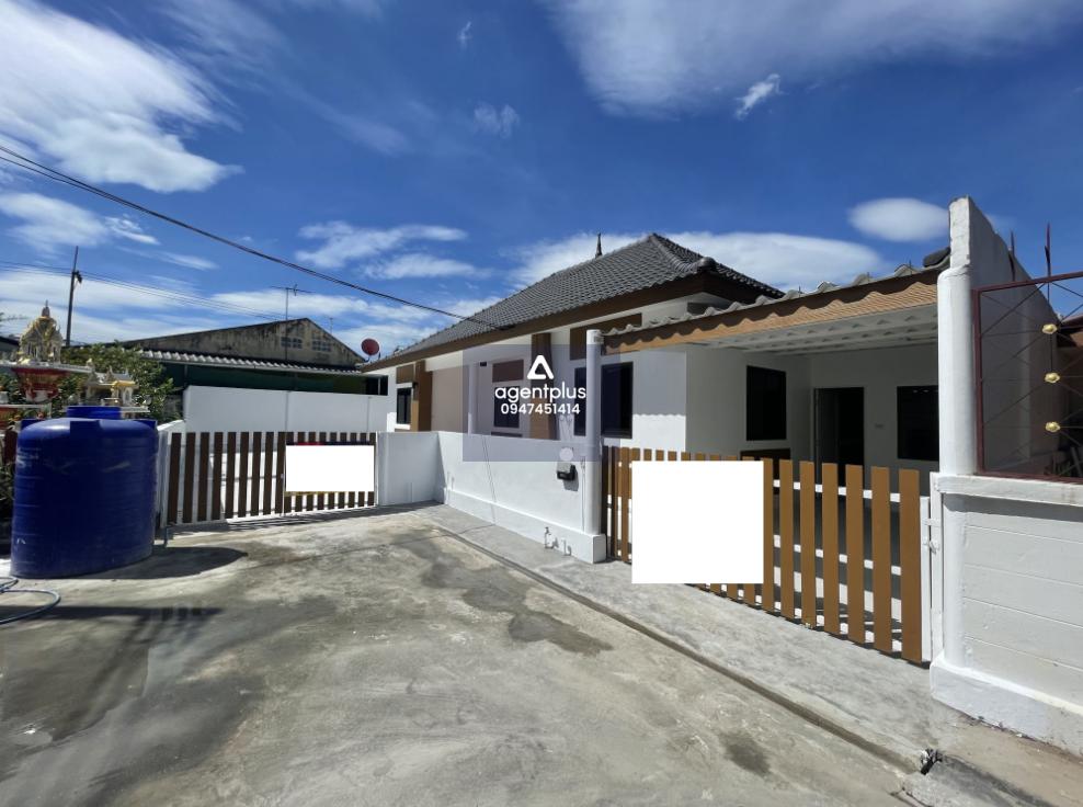 บ้านเดี่ยว หมู่บ้าน แสนสบายแลนด์ ถนนสุขประยูรประมาณ 3.2 กม. อ.เมืองชลบุรี ทำเลดี บริเวณใกล้เคียงเป็นที่อยู่อาศัยและวัดหนองแฟบ การคมนาคมสะดวก สาธารณูปโภคพร้อม