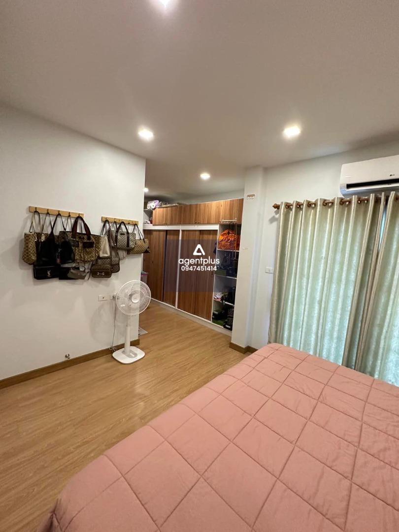ขายบ้านแฝด ตกแต่งพร้อมเข้าอยู่ 2 ชั้น 3 ห้องนอน 3 ห้องน้ำ ตกแต่งต่อเติมใหม่  เฟอร์นิเจอร์ครบ ใกล้โรงเรียน นานาชาติ และมอเตอร์เวย์ 