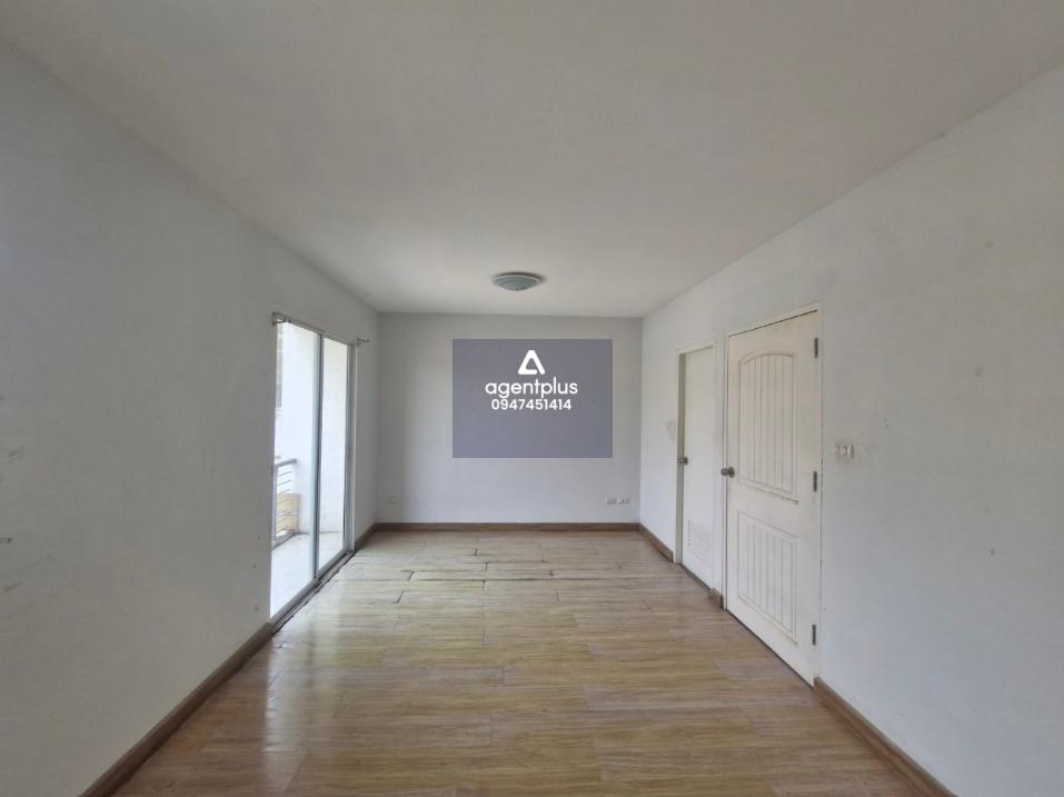 ทาวน์เฮ้าส์ 2 ชั้น โครงสร้างอาคารคอนกรีตเสริมเหล็ก โครงการเอพลัสกรีนโฮม ปลวกแดง ซอยไทยสบาย โครงการอยู่ห่างจากถนนสายปลวกแดง-วังตาผิน (รย.3080) ประมาณ 930 เมตร