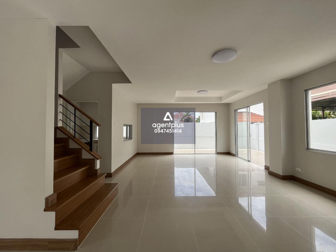 ขายบ้านเดี่ยว 2 ชั้น กลางสวนโรงโป๊ะ ชลบุรี ปรับปรุงใหม่ บ้านเดี่ยว 2 ชั้น ห่างจากถนนสายโรงโป๊ะ-เขาไม้แก้ว ประมาณ 2 กม. ทำเลดีอยู่บริเวณแหล่งชุมชน