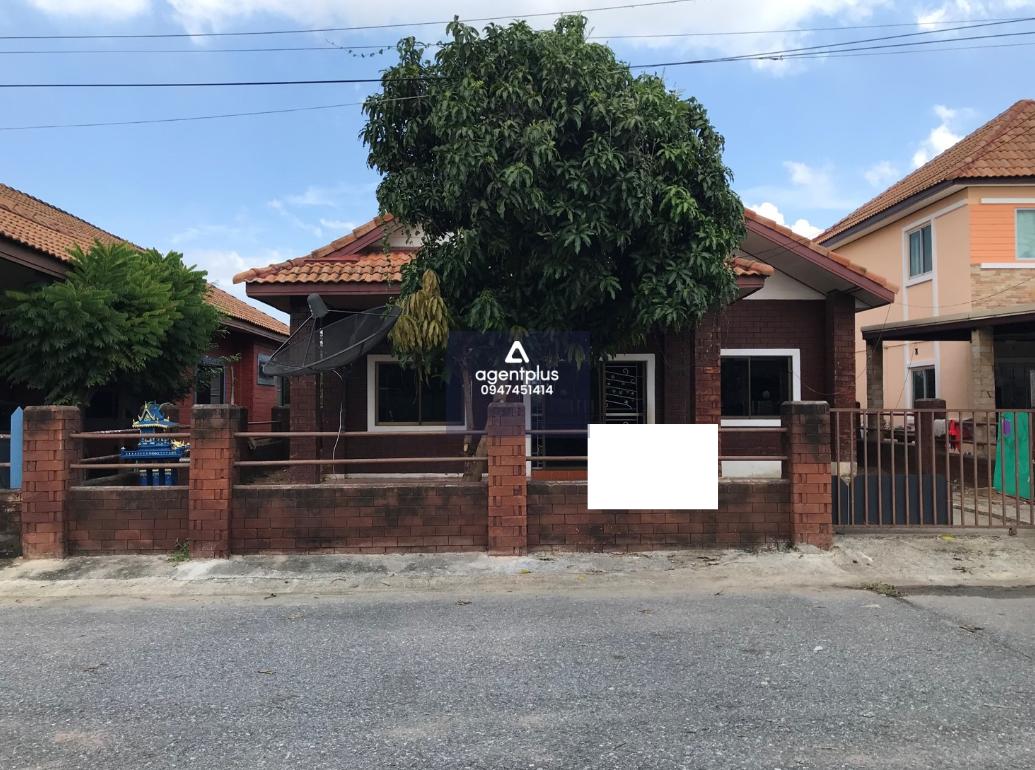 บ้านเดี่ยวชั้นเดียว เฮงรุ่งโรจน์ แยกจากถนนฉะเชิงเทรา-สัตหีบ (ทล.331) ช่วงแหลมฉบัง-บ่อวิน กม.ที่ 2 แยกเข้าถนนบ้านเด่าน 4 ประมาณ 260 เมตร ทำเลดี ติดถนน เดินทางเข้า-ออกสะดวก อยู่ในย่านชุมชน