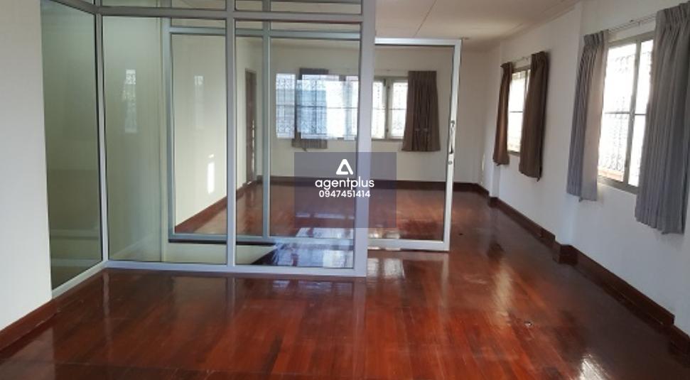 ให้เช่า โฮมออฟฟิต 2 ชั้น ใกล้ BTS/MRT จตุจักรมาก รีโนเวทใหม่, หมู่บ้านเดินทางสะดวก, มีที่จอดรถ