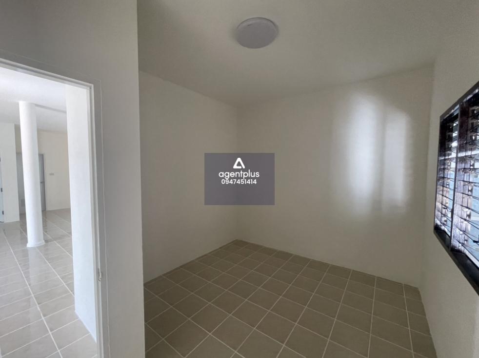 บ้านเดี่ยว หมู่บ้าน แสนสบายแลนด์ ถนนสุขประยูรประมาณ 3.2 กม. อ.เมืองชลบุรี ทำเลดี บริเวณใกล้เคียงเป็นที่อยู่อาศัยและวัดหนองแฟบ การคมนาคมสะดวก สาธารณูปโภคพร้อม