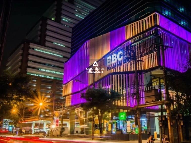 BANGKOK BUSINESS CENTER  **ออฟฟิศดี ทำเลเด็ด ใจกลางเอกมัย 🏢✨**  ตึก BBC – Bangkok Business Center