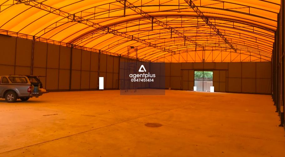 *โกดังให้เช่า ด้านหน้าโกดังมีพื้นที่จอดรถ 10-12 คัน พระราม9