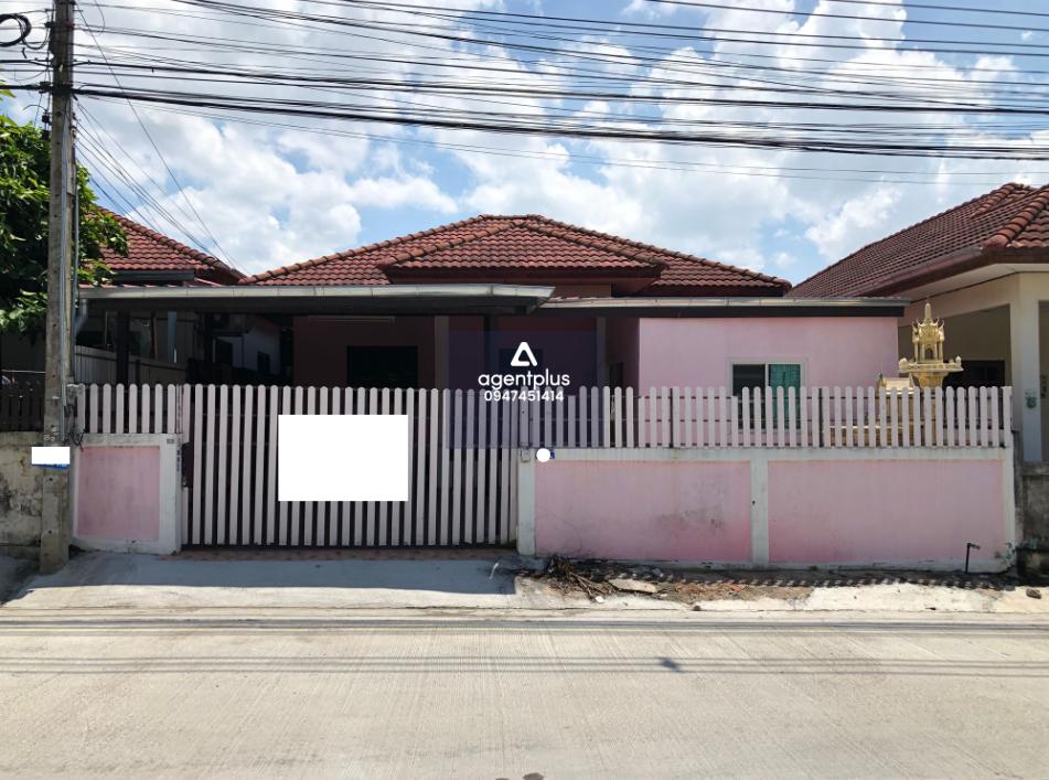 บ้านเดี่ยว โครงการไข่มุก ศรีราชา ทางไปที่ตั้งทรัพย์จากทางหลวงยุทธศาสตร์ สัตหีบ-พนมสารคาม (ทล.331) แยกเข้าถนนอีสเทริ์นซีบอร์ด ประมาณ 3.4 กม. แยกเข้าถนนสายพันเสด็จใน-หนองก้างปลา ประมาณ 600 เมตร