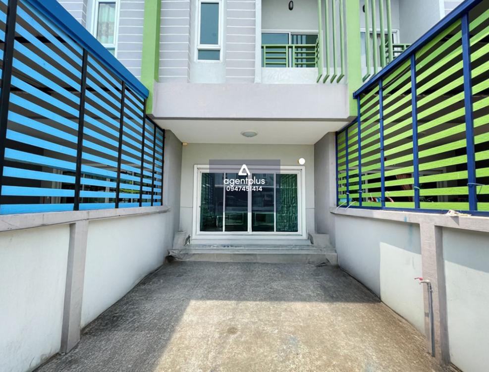 ทาวน์เฮ้าส์ 2 ชั้น โครงการโอโซน เพลส ทําเลดี การคมนาคมสะดวก ห่างจากถนนหน้าตลาดบึง - วัดหนองปรือ 420 เมตร สาธารณูปโภคครบครัน