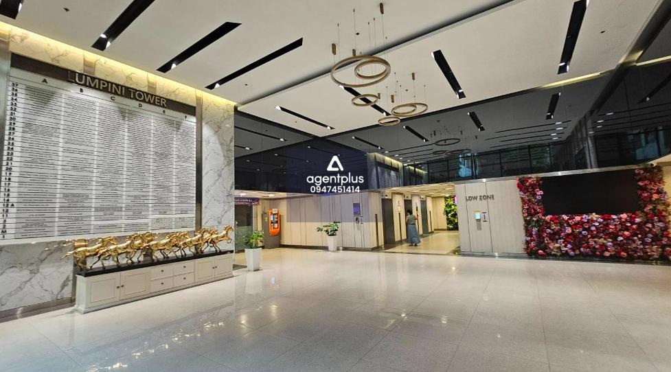 ขายสำนักงาน พื้นที่เกือบ 300 ตร.ม. แถมอุปกรณ์สำนักงานให้ตามภาพ อาคารลุมพินีทาวเวอร์ ลิฟท์ 12 ตัว แยกโซนสูง-ต่ำ สะดวกสบายต่อผู้มาติดต่อ สำนักงานสภาพดี ทั้งสำนักงานและ อุปกรณ์ พร้อมใช้งาน สามารถเข้าใช้งานได้ทันที