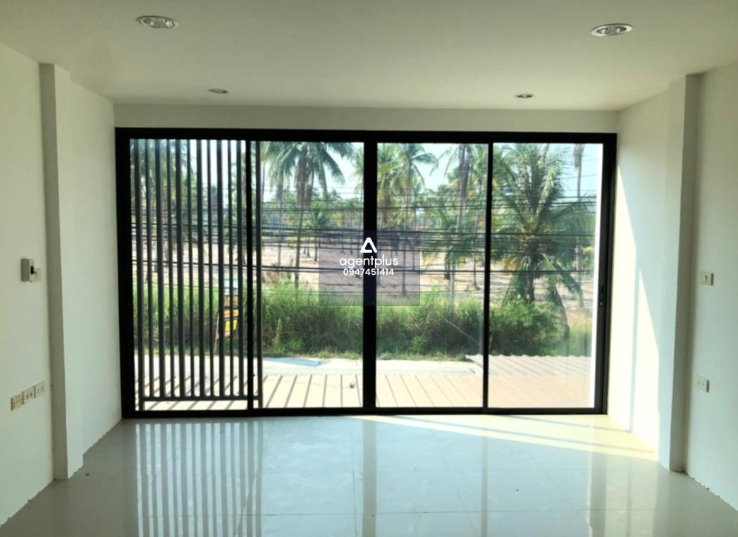 อาคารพาณิชย์ 3 ชั้น ทำเลดี บริเวณโดยรอบเป็นแหล่งชุมชน เดินทางสะดวก ติดถนนโรงโป๊ะ–เขาไม้แก้ว สาธารณูปโภคครบ เหมาะสำหรับอยู่อาศัยหรือประกอบธุรกิจ