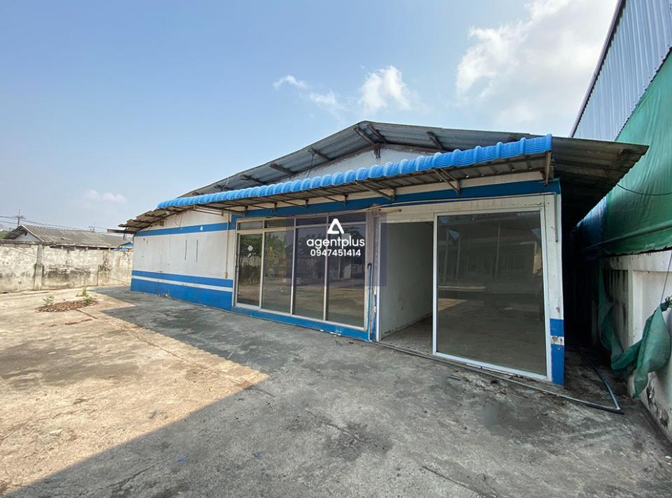 บ้านเดี่ยวชั้นเดียว พร้อมที่ดินและสิ่งปลูกสร้าง ได้แก่ ตึกแถวชั้นเดียว 4 คูหา ทำเลดี การคมนาคมสะดวก ถนนบ้านล่าง