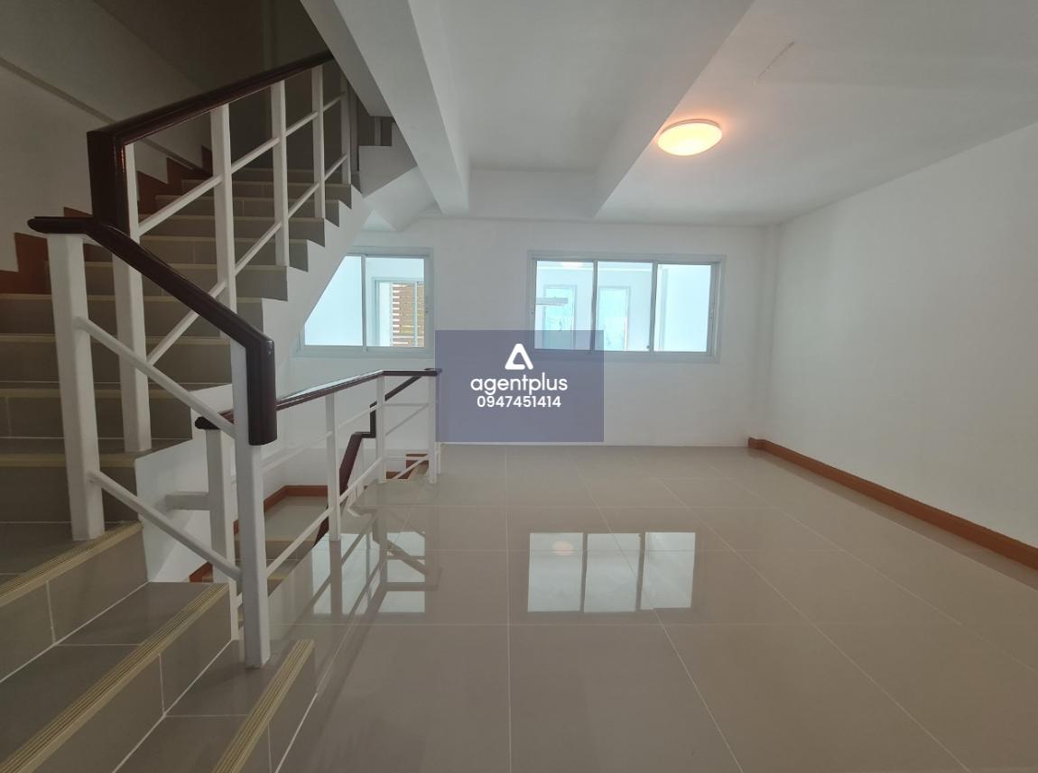 ขายทาวน์เฮ้าส์ 3 ชั้น ทำเลดี ใกล้กับถนนพหลโยธิน และถนนคลองหลวง ประมาณ 200 เมตร กลอรี่เฮ้าส์ 2 คลอง 1 ปรับปรุงใหม่