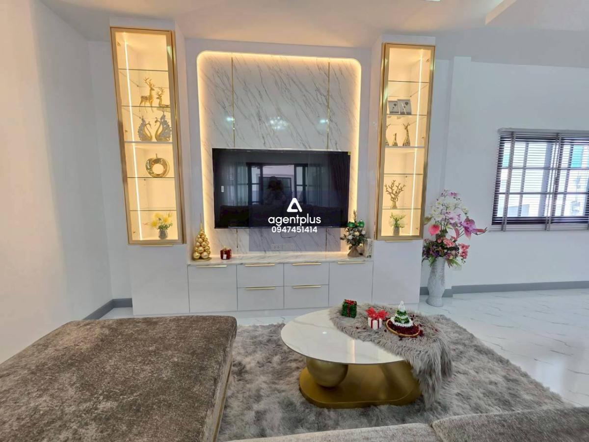 ขายพูลวิลล่าหรู พร้อมบ้านหลังเล็ก