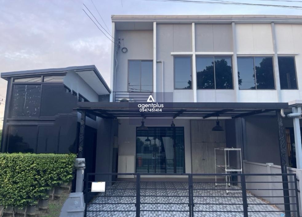 ให้เช่าทาวน์โฮมหรู วิวสระ พื้นที่ใช้สอยเท่าบ้านเดี่ยว PLENO พระราม9  - กรุงเทพกรีฑา1 สระว่ายน้ำอยู่หน้าบ้าน วิวดีมาก เฟอร์นิเจอร์ครบครัน