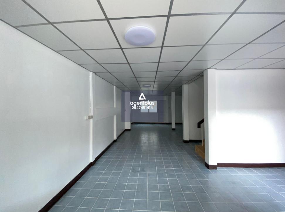 ทาวน์เฮ้าส์ 2 ชั้น ในซอยสุขุมวิท 21 ห่างจากถนนสุขุมวิท (ทล.3) ประมาณ 150 เมตร อยู่ในแหล่งพื้นที่ชุมชน การคมนาคมสะดวก