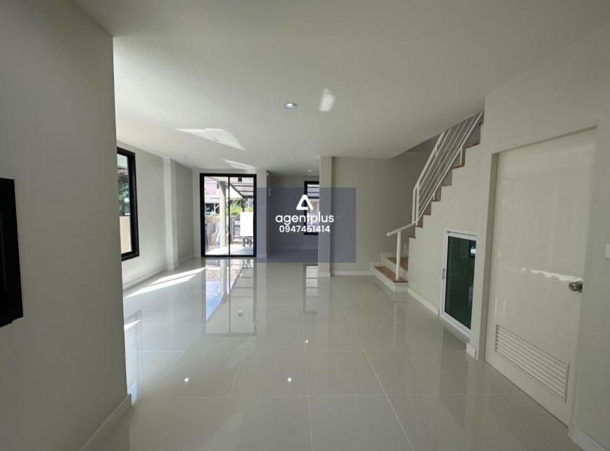 บ้านแฝด 2 ชั้น โครงการบ้านร็อคการ์เด้น แอร์พอร์ต สุวรรณภูมิ 2 ปรับปรุงใหม่ ทำเลดี ใกล้ถนนใหญ่ (ถนนหลวงแพ่ง) เดินทางเข้า-ออกสะดวก