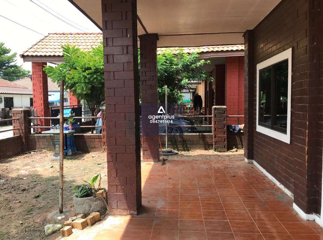 บ้านเดี่ยวชั้นเดียว เฮงรุ่งโรจน์ แยกจากถนนฉะเชิงเทรา-สัตหีบ (ทล.331) ช่วงแหลมฉบัง-บ่อวิน กม.ที่ 2 แยกเข้าถนนบ้านเด่าน 4 ประมาณ 260 เมตร ทำเลดี ติดถนน เดินทางเข้า-ออกสะดวก อยู่ในย่านชุมชน