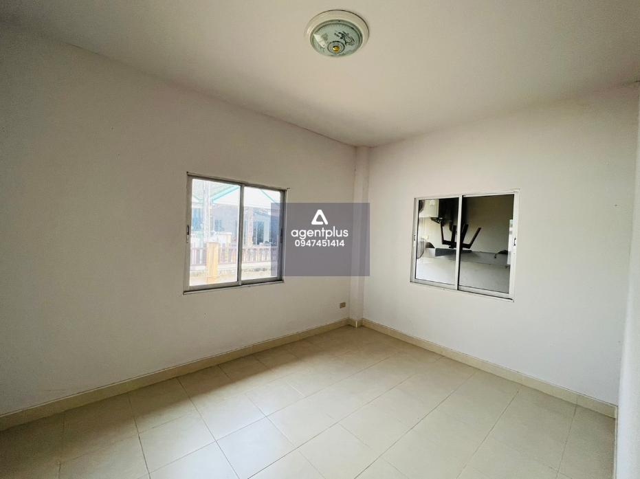 บ้านแฝดชั้นเดียว ภายในกว้างขวาง โครงการพูนสุขปาร์ค 4 ชลบุรี ทำเลดี ติดถนน เดินทางเข้า-ออกสะดวก อยู่ในย่านชุมชน พร้อมสิ่งอำนวยความสะดวกครบครัน และพื้นที่ส่วนกลาง พร้อมระบบรักษาความปลอดภัย