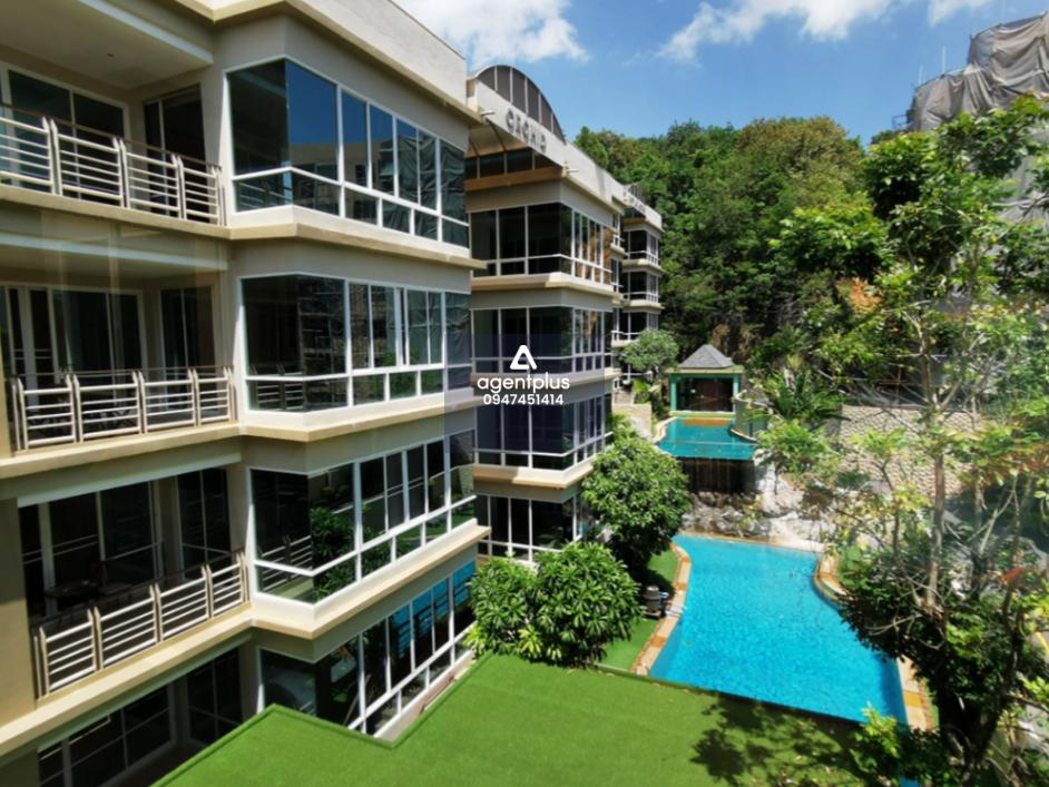 คอนโดมิเนียมหรูทำเลดีภายในพื้นที่ใช้สอยกว้างขวางใหญ่พิเศษแบ่งพื้นที่เป็นสัดส่วนสุดไพรเวททันสมัย ทำเลดีใจกลางกะรน การเดินทางเข้า-ออกสะดวก สามารถเดินถึงหน้าหาดกะรนเพียงระยะทาง เพียง 500 เมตร โครงการกะรนวิว