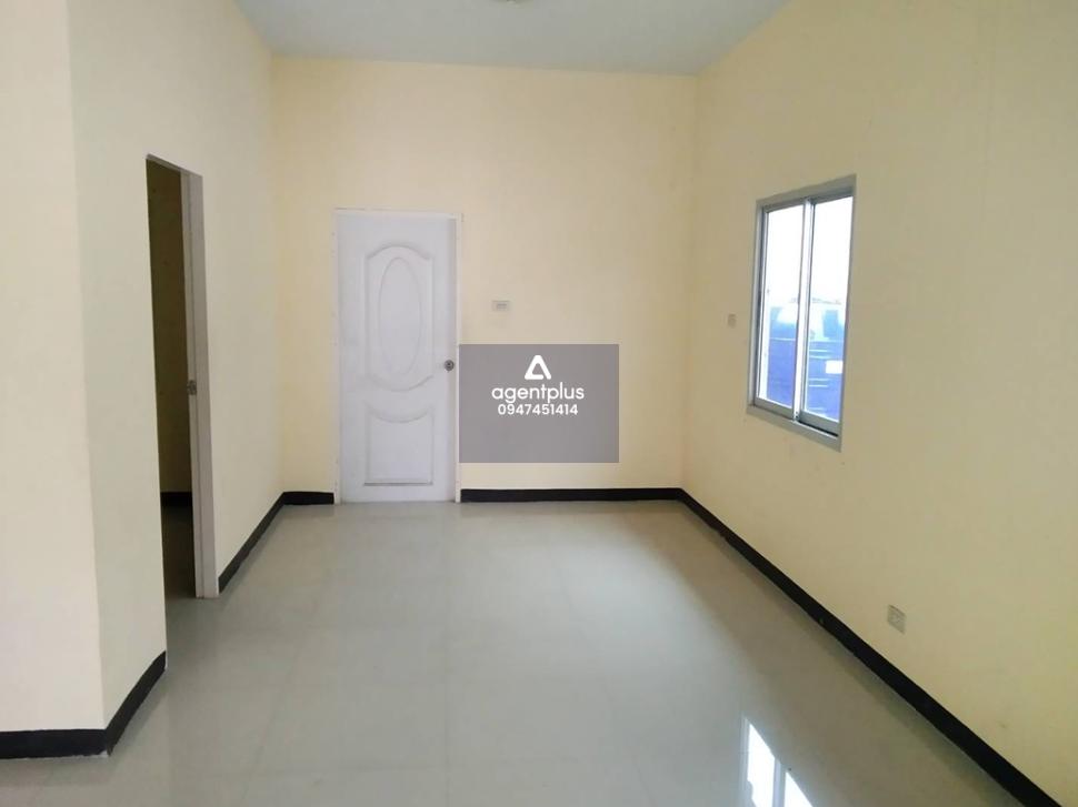 โครงการสมาร์ทแลนด์ กรีนพาร์ค บ้านเดี่ยวชั้นเดียว ทำเลดีใกล้ถนนมาบยางพร - บ่อวิน มีถนนคอนกรีตเสริมเหล็กตัดผ่านทางเข้า อยู่ในแหล่งชุมชนผู้คนอาศัย สาธารณูปโภคครบ การคมนาคมสะดวก