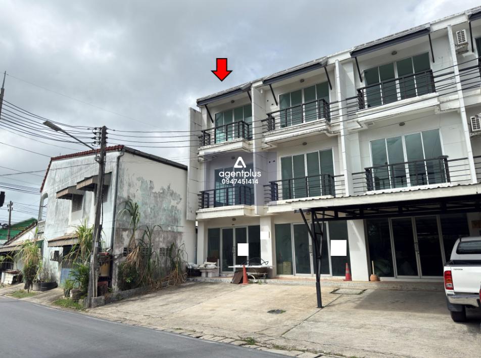 อาคารพาณิชย์ 3 ชั้น อยู่ในซอยนากก ทางเข้าติดถนนเจ้าฟ้าตะวันตกเพียง 30 เมตร เดินทางสะดวก