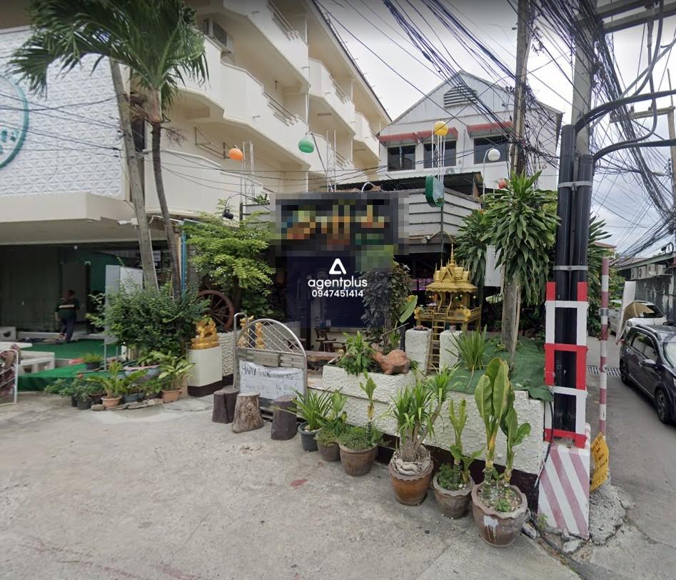 โอกาสลงทุนหายาก! บาร์เปิดมากว่า 25 ปี พร้อมอาคาร 3 ชั้น ราคา 45 ล้าน