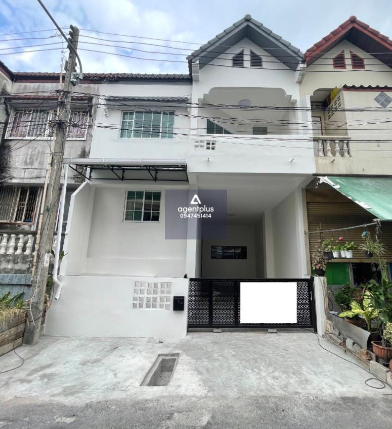 ทาวน์เฮาส์ 2 ชั้น ติดถนนบ้านสวน-หนองข้างคอก 1 และถนนสุขุมวิท เดินทางเข้า-ออกสะดวก ทำเลดีอยู่ใกล้ตึกน้ำ