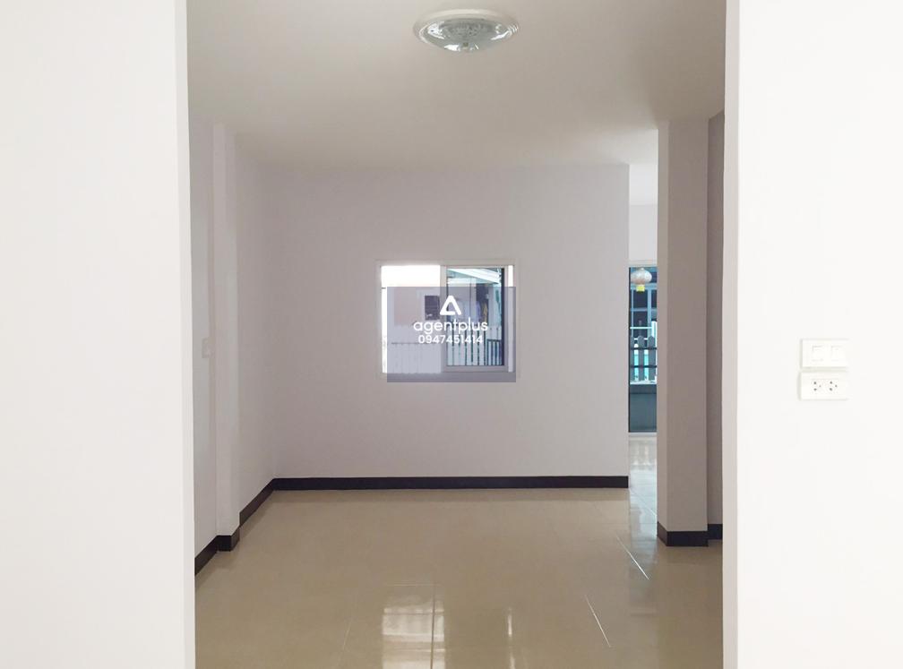 ทาวน์เฮ้าส์ 2 ชั้น ห่างจากถนนทล.331 ช่วงหลักกม.ที่ 92+600 แยกเข้าซอยทางเข้านิคมฯ อิสเทิร์นซีบอร์ด ประมาณ 1.5 กม. การคมนาคมสะดวก สาธารณูปโภคครบครัน ใกล้แหล่งชุมชน โครงการปารียา ศรีราชา