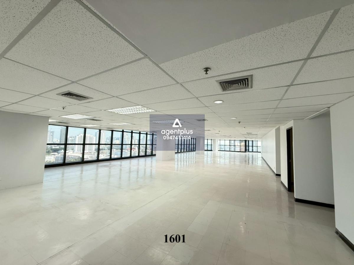 BANGKOK BUSINESS CENTER  **ออฟฟิศดี ทำเลเด็ด ใจกลางเอกมัย 🏢✨**  ตึก BBC – Bangkok Business Center