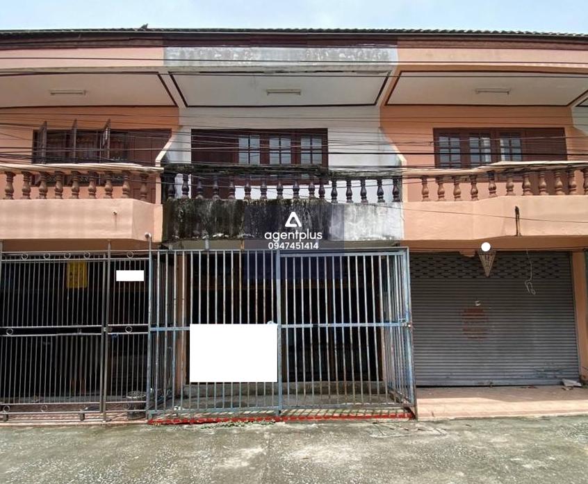 อาคารพาณิชย์ 2 ชั้น โครงการบ้านดวงเงิน ถนนอัมฤทธิ์พัฒนา ตำบลเชิงเนิน ตั้งอยู่ในแหล่งชุมชน การคมนาคมสะดวก สาธารณูปโภคพื้นฐานครบ