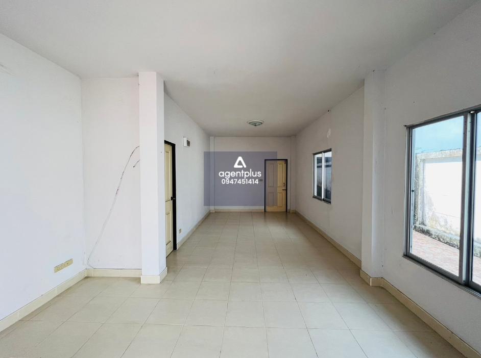 บ้านแฝดชั้นเดียว ภายในกว้างขวาง โครงการพูนสุขปาร์ค 4 ชลบุรี ทำเลดี ติดถนน เดินทางเข้า-ออกสะดวก อยู่ในย่านชุมชน พร้อมสิ่งอำนวยความสะดวกครบครัน และพื้นที่ส่วนกลาง พร้อมระบบรักษาความปลอดภัย